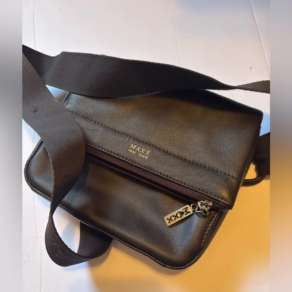 MAXX New York | Black Expandable Crossbody Satchel | Unisex Fashion Bag Purse